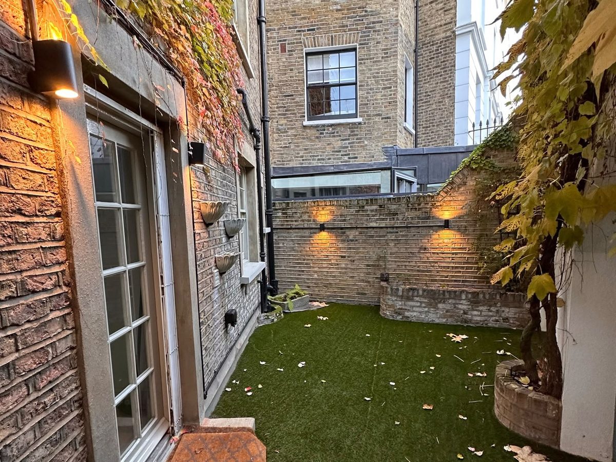 Exterior garden wall lighting installation