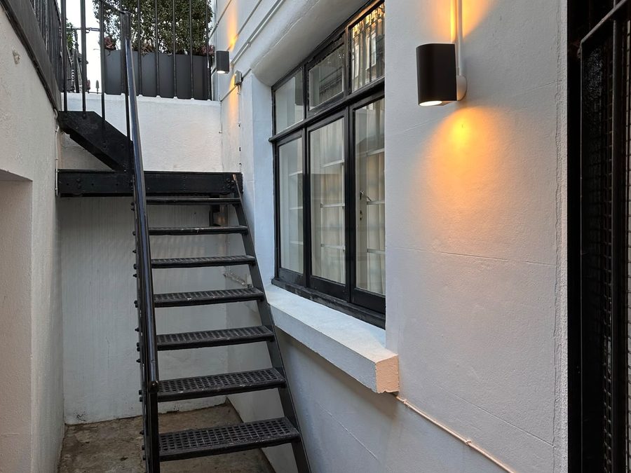 Exterior wall lighting installation